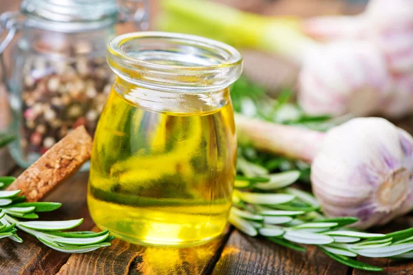 Rozmarýnový olej s česnekem — Stock fotografie