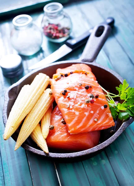 Salmón crudo con especias —  Fotos de Stock