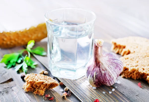 Vodka en verre et concombre mariné — Photo