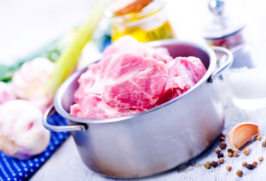 çiğ et baharatlar ile