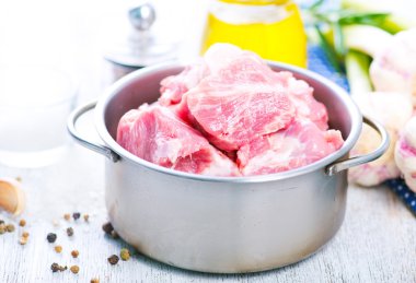 çiğ et baharatlar ile