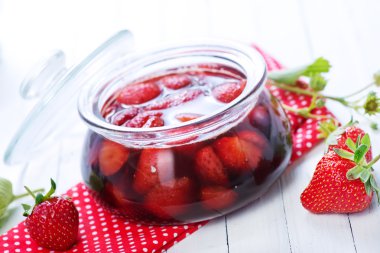 Cam kavanozda çilek reçeli