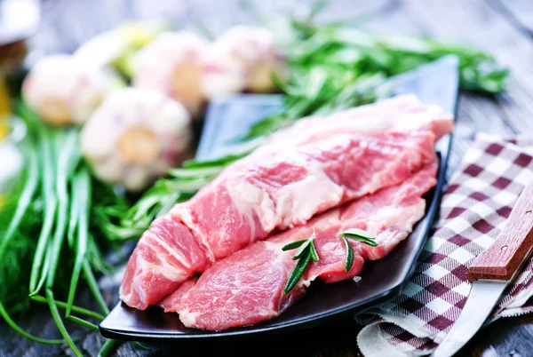 Сире м'ясо зі спеціями — стокове фото