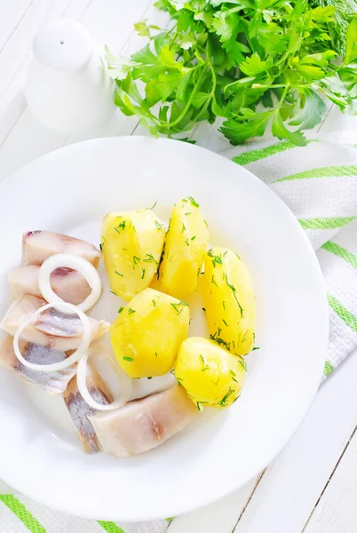 Batatas cozidas e arenque — Fotografia de Stock