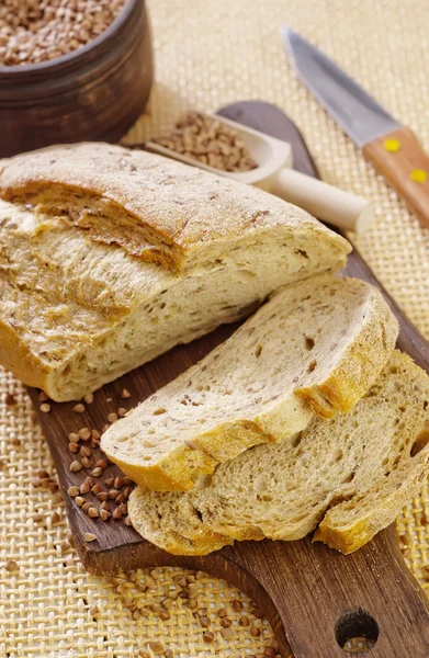 Frisches Brot in Scheiben — Stockfoto