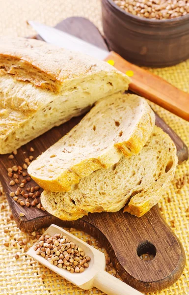 Frisches Brot in Scheiben — Stockfoto