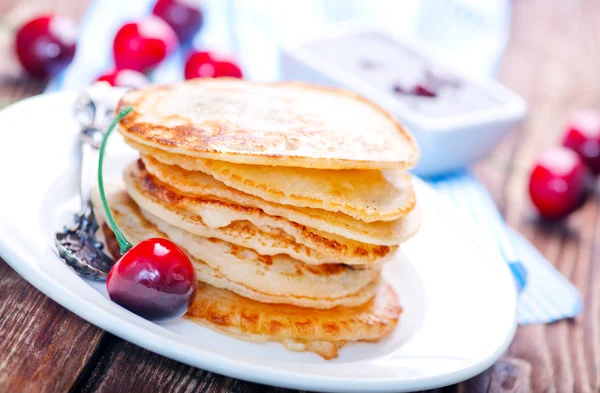 Panquecas saborosas com cerejas — Fotografia de Stock