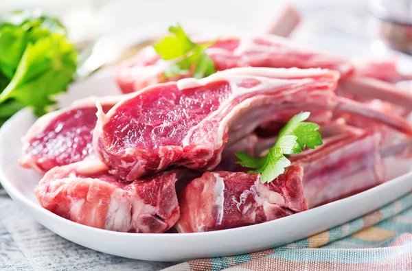 Rohes Fleisch mit Gewürzen — Stockfoto