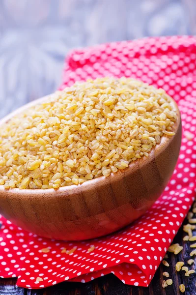 Ruwe Bulgur in kom — Stockfoto