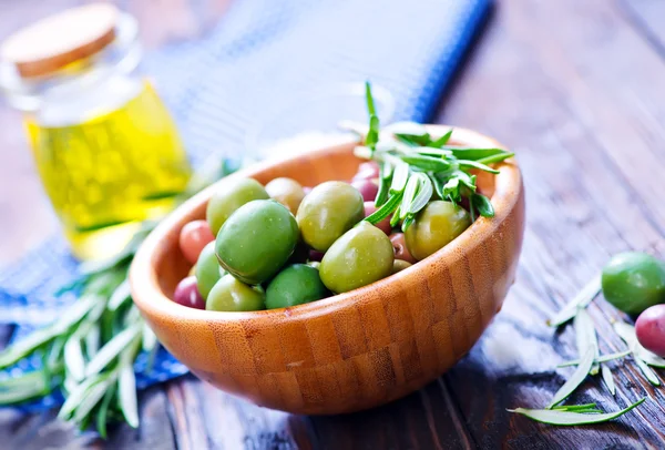 Здоровые оливки в миске — стоковое фото