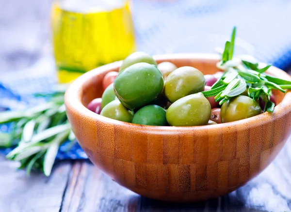 Kabın içinde sağlıklı zeytin — Stok fotoğraf