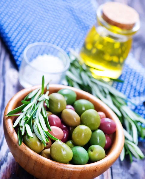 Zdravých oliv v misce — Stock fotografie