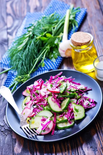 Ensalada con col y pepino — Foto de Stock