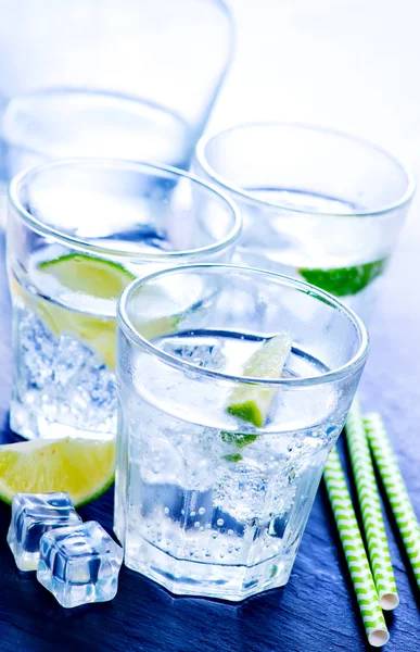 Water met citroen in glazen — Stockfoto