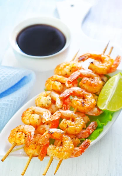 Roasted shrimps on skewers — Stock Photo, Image