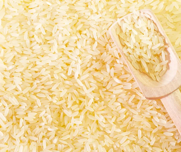 원시 쌀과 나무 국자 — 스톡 사진