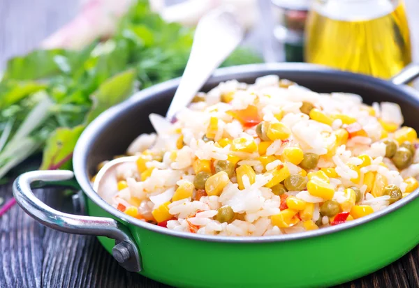 Gekookte rijst met groenten — Stockfoto