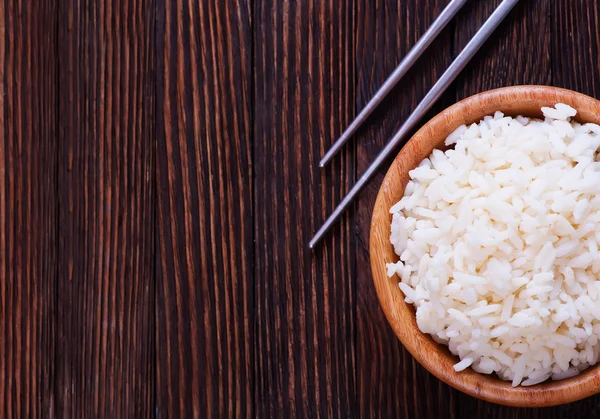 Варёный рис в миске — стоковое фото