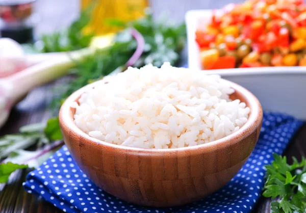 Gekookte rijst met groenten — Stockfoto