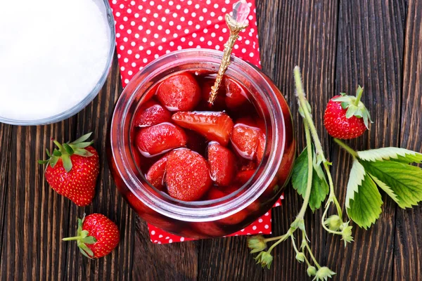 Confiture de fraises dans un pot en verre — Photo
