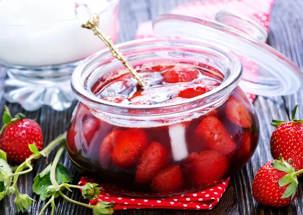 Marmellata di fragole in barattolo di vetro — Foto Stock