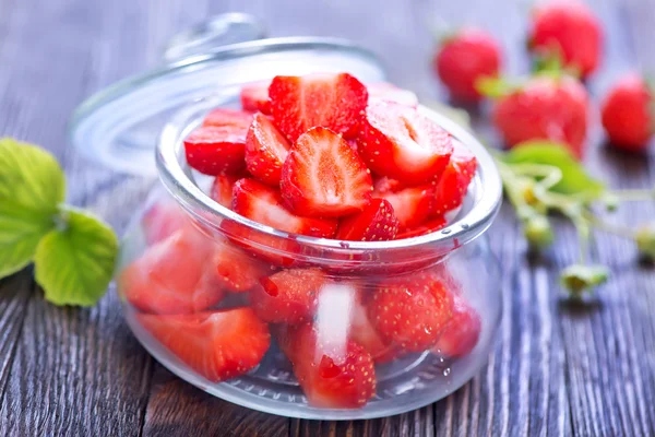 Fresas frescas en frasco de vidrio — Foto de Stock