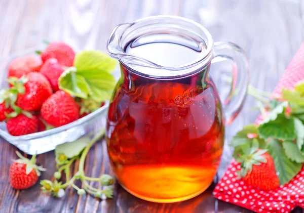 Aardbei drinken in kruik — Stockfoto