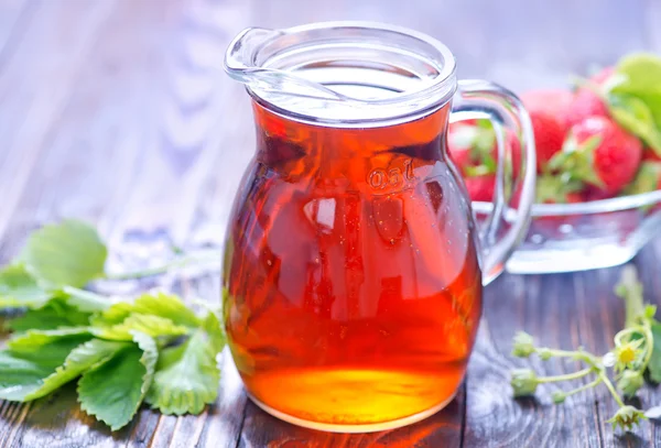 Aardbei drinken in kruik — Stockfoto