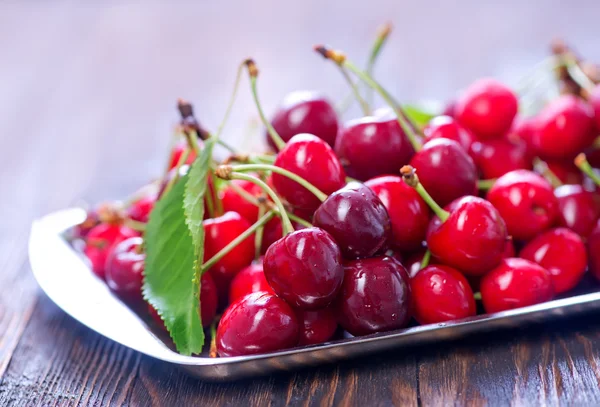 Cerezas rojas frescas maduras —  Fotos de Stock