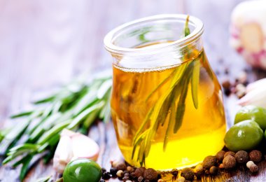 Yeşil zeytin ve zeytinyağı 