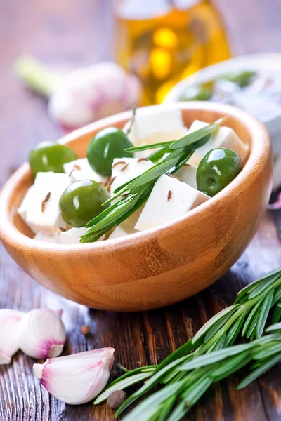 Sýr Feta s rozmarýnem a olivami — Stock fotografie