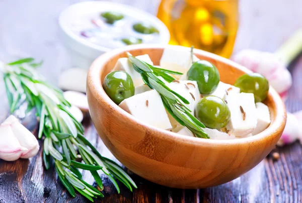 Sýr Feta s rozmarýnem a olivami — Stock fotografie