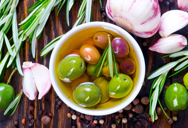 Aceitunas verdes y aceite de oliva —  Fotos de Stock