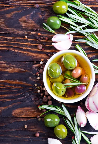 Aceitunas verdes y aceite de oliva —  Fotos de Stock