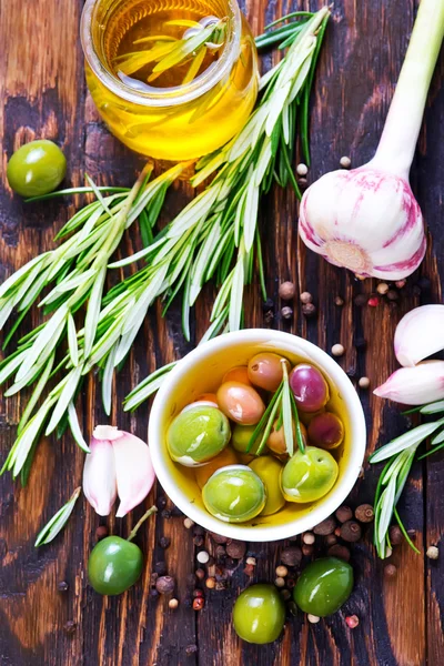 Olive verdi e olio d'oliva — Foto Stock