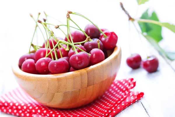 Cerezas rojas frescas maduras —  Fotos de Stock