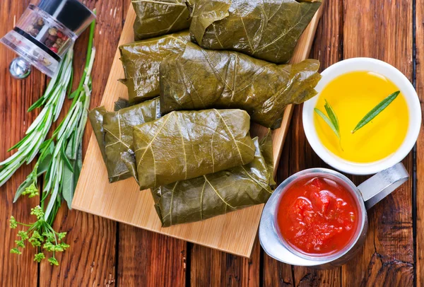 Dolmas com molho e especiarias — Fotografia de Stock