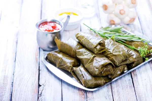 Dolmas com molho e especiarias — Fotografia de Stock