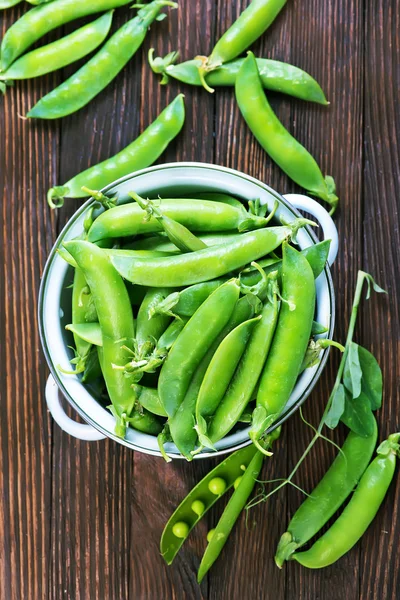 Ervilhas verdes na tigela — Fotografia de Stock