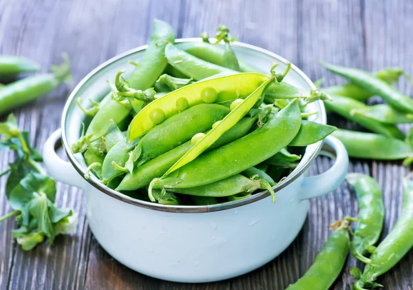 Grüne Erbsen in Schüssel — Stockfoto