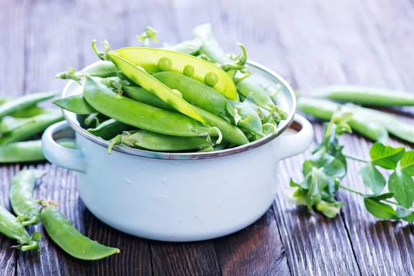 Grüne Erbsen in Schüssel — Stockfoto