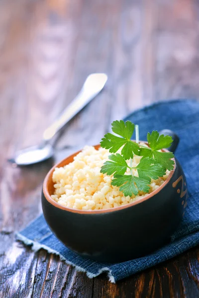 Couscous in zwarte kom — Stockfoto