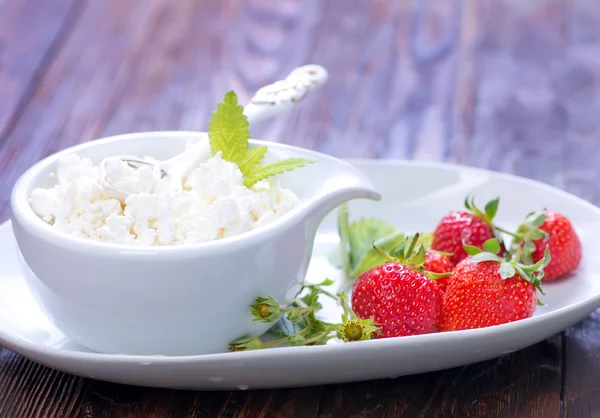 Frischer Quark mit Erdbeeren — Stockfoto