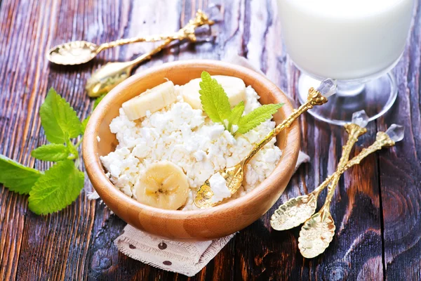 Frischer Quark mit Banane — Stockfoto