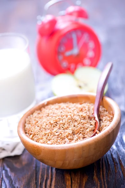 Buckwheat flakes and fresh milk — Stock Photo, Image