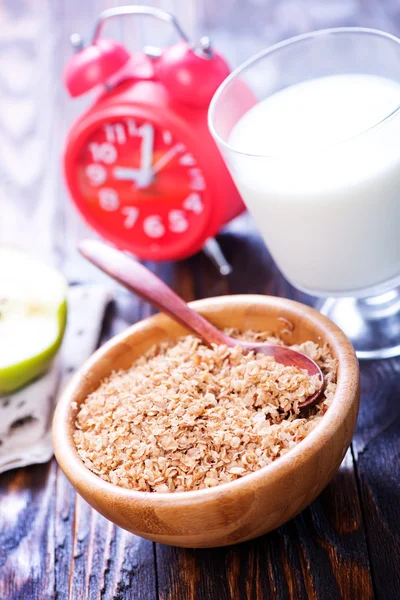 Fiocchi di grano saraceno e latte fresco — Foto Stock