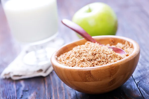 Fiocchi di grano saraceno e latte fresco — Foto Stock