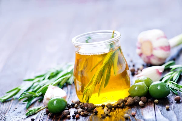 Aceitunas verdes y aceite de oliva — Foto de Stock