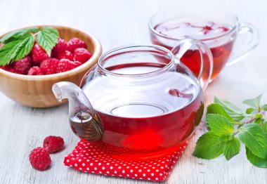 Ahududu Çay ve taze çilek