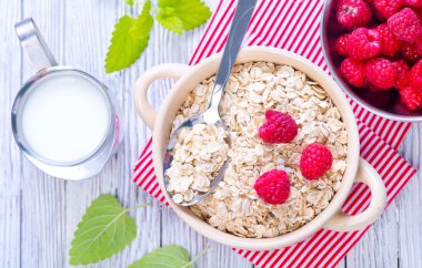 Ahududu ile yulaf gevreği